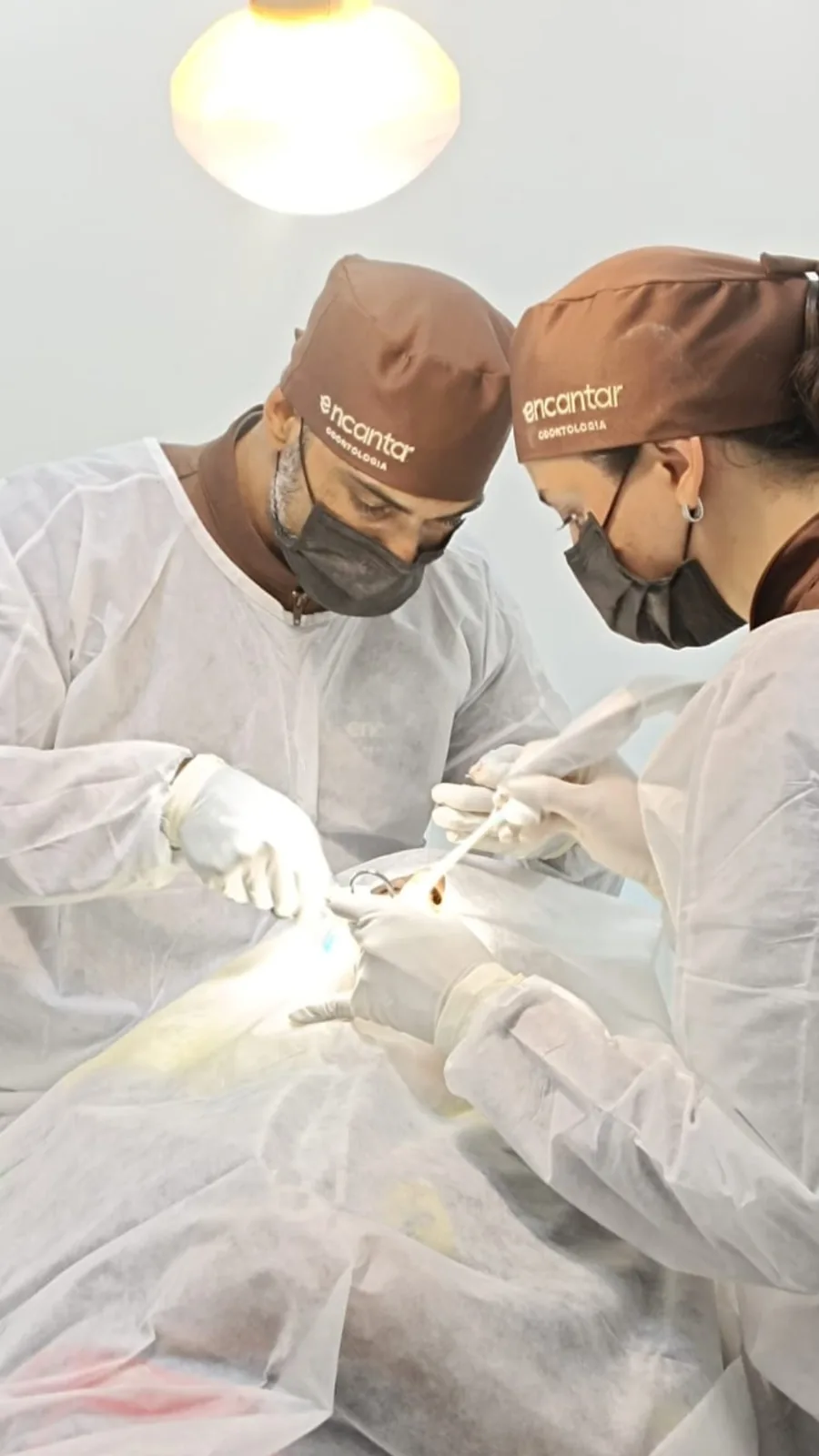 Equipe da Encantar Odontologia em atendimento cirúrgico, Barroso MG